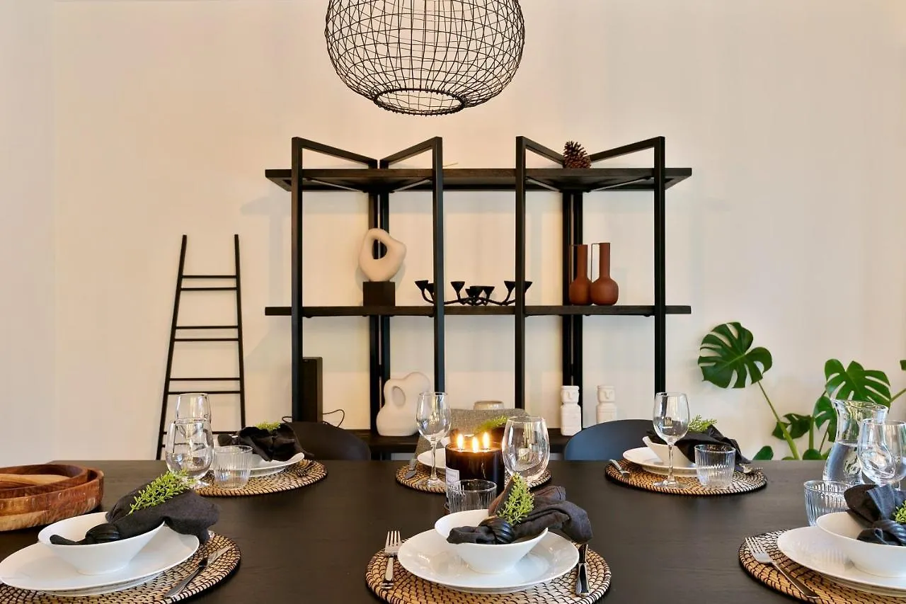 Spacious And Beautifully Renovated Town Houseブルージュ 別荘