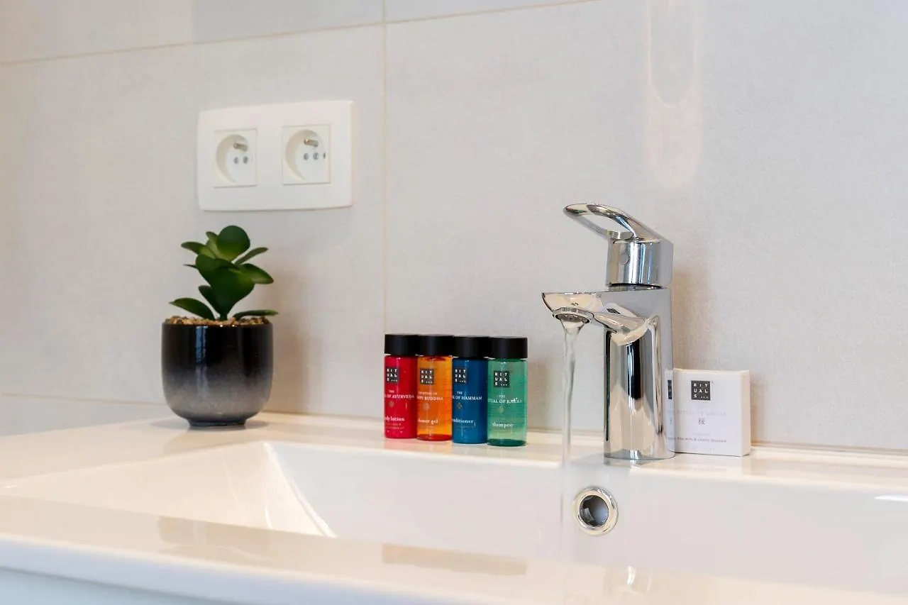 Spacious And Beautifully Renovated Town Houseブルージュ 別荘