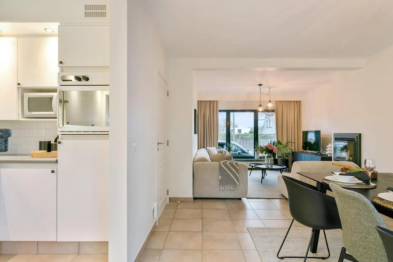 Spacious And Beautifully Renovated Town Houseブルージュ 別荘