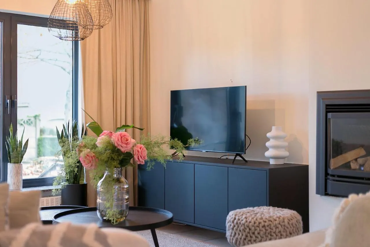 Spacious And Beautifully Renovated Town Houseブルージュ 別荘 ブルージュ