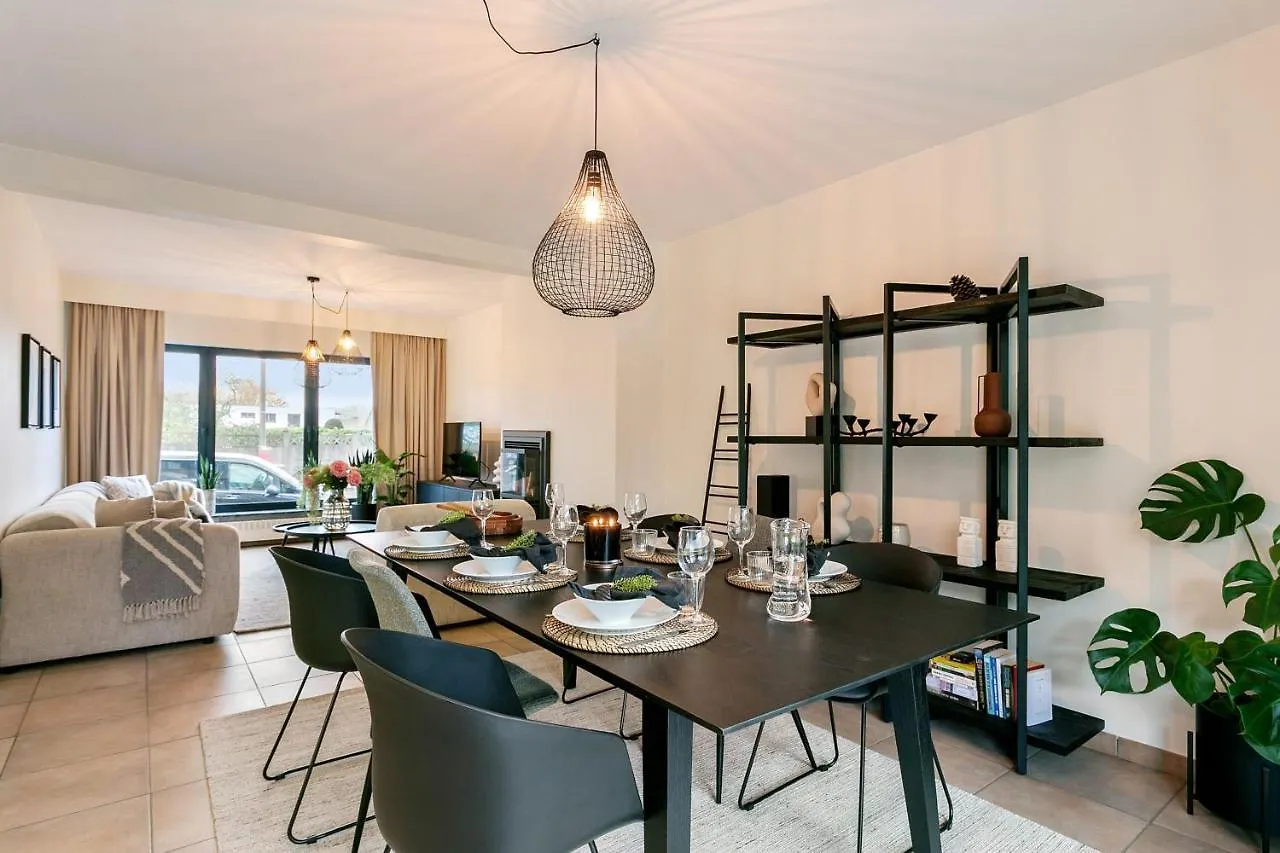別荘 Spacious And Beautifully Renovated Town Houseブルージュ